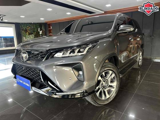 TOYOTA HILUX SW4 2.8 D-4D TURBO DIESEL DIAMOND 7L 4X4 AUTOMÁTICO